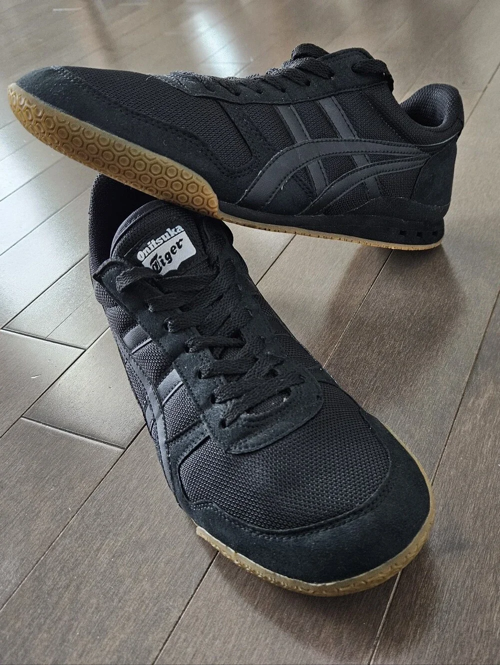 Onitsuka Tiger Ultimate 81 Sneakers in Black with Gum Sole Men's Size 9